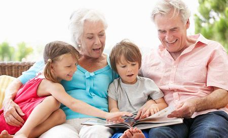 abuelos leen cuento nietos
