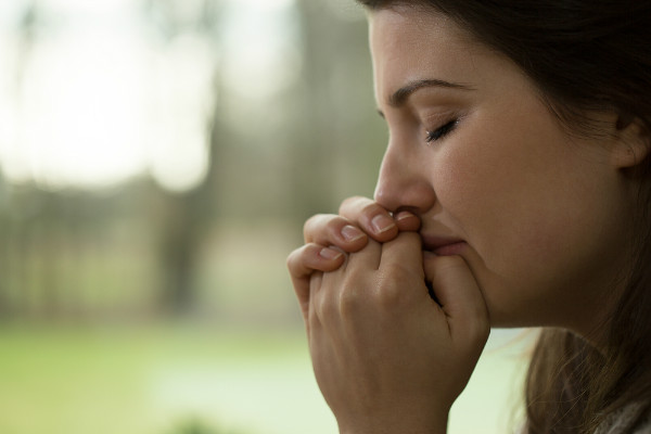 femme triste priere