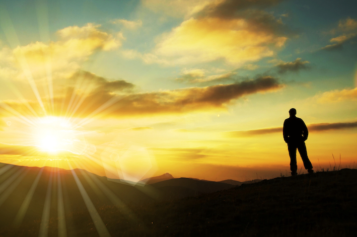 homme lever de soleil