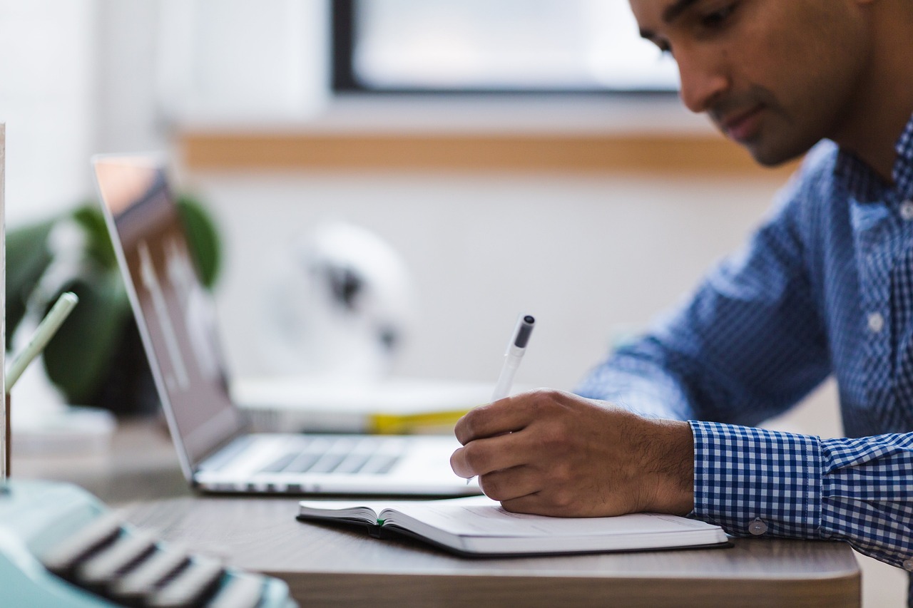 homme travail bureau