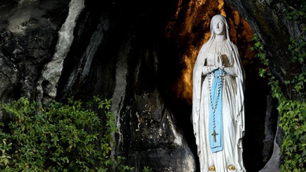 Statue de la Vierge Marie, grotte de Massabielle, Lourdes statue grotte lourdes