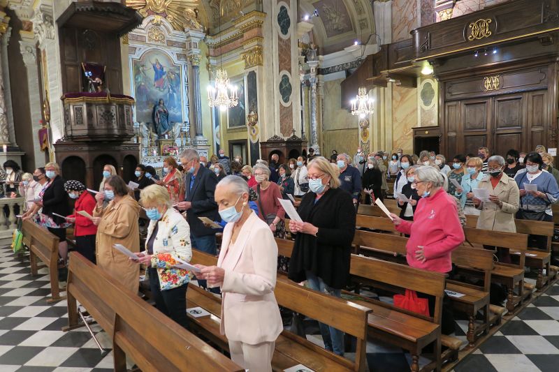Des fideles recueillis pendant la messe