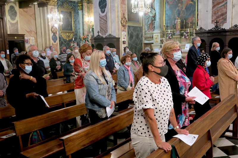 Fideles reunis pour assister a la messe anticipee dans le respect des gestes barrieres