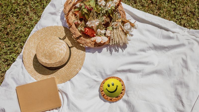 chapeau fleurs panier herbes