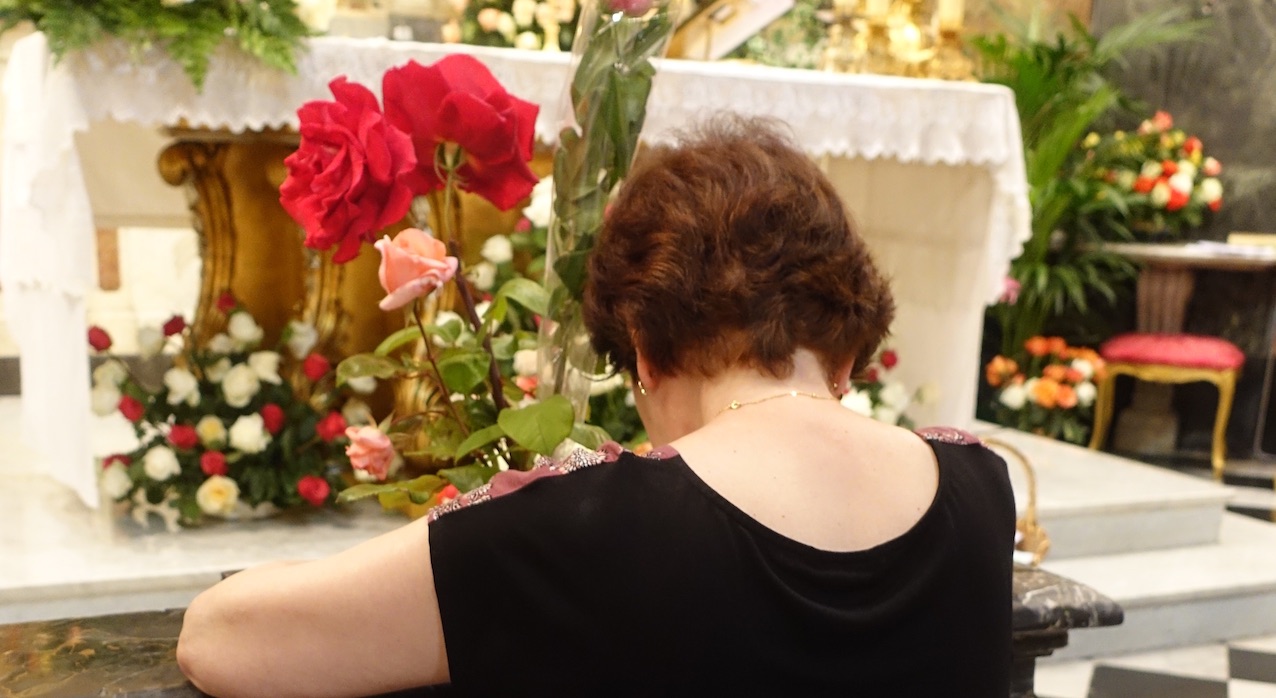 femme en priere sainte rita 22 mai