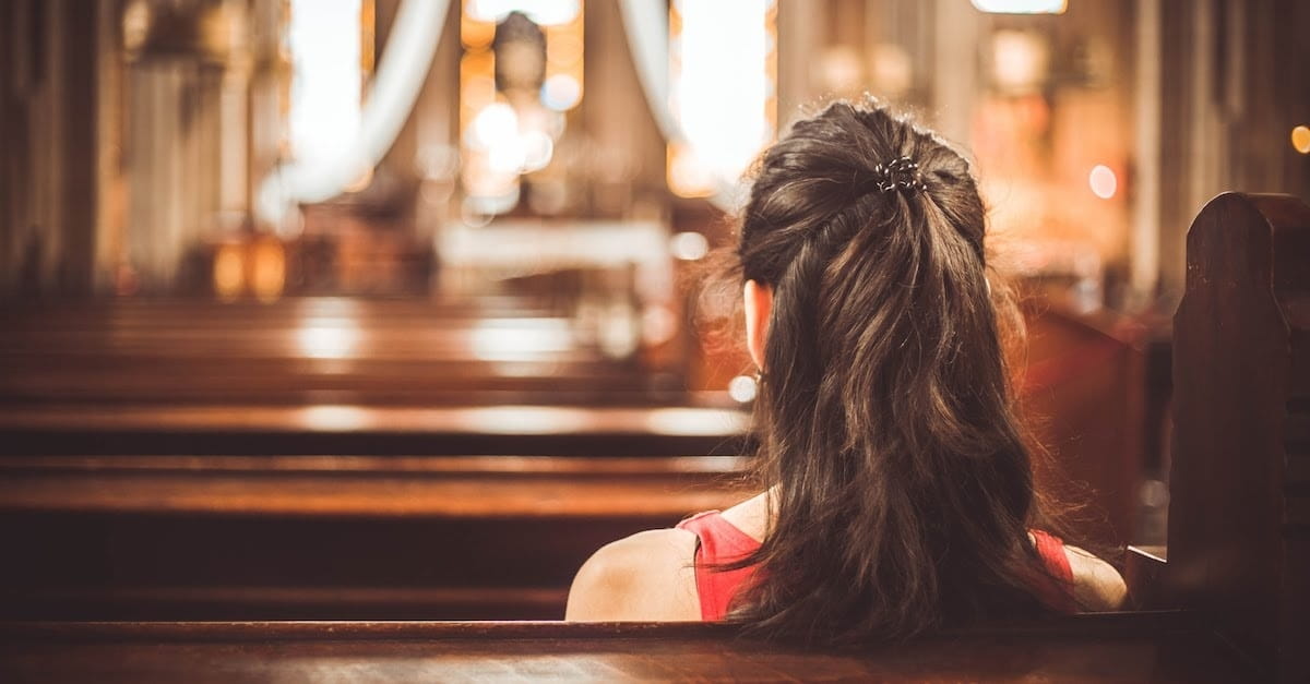 femme jeune priere eglise