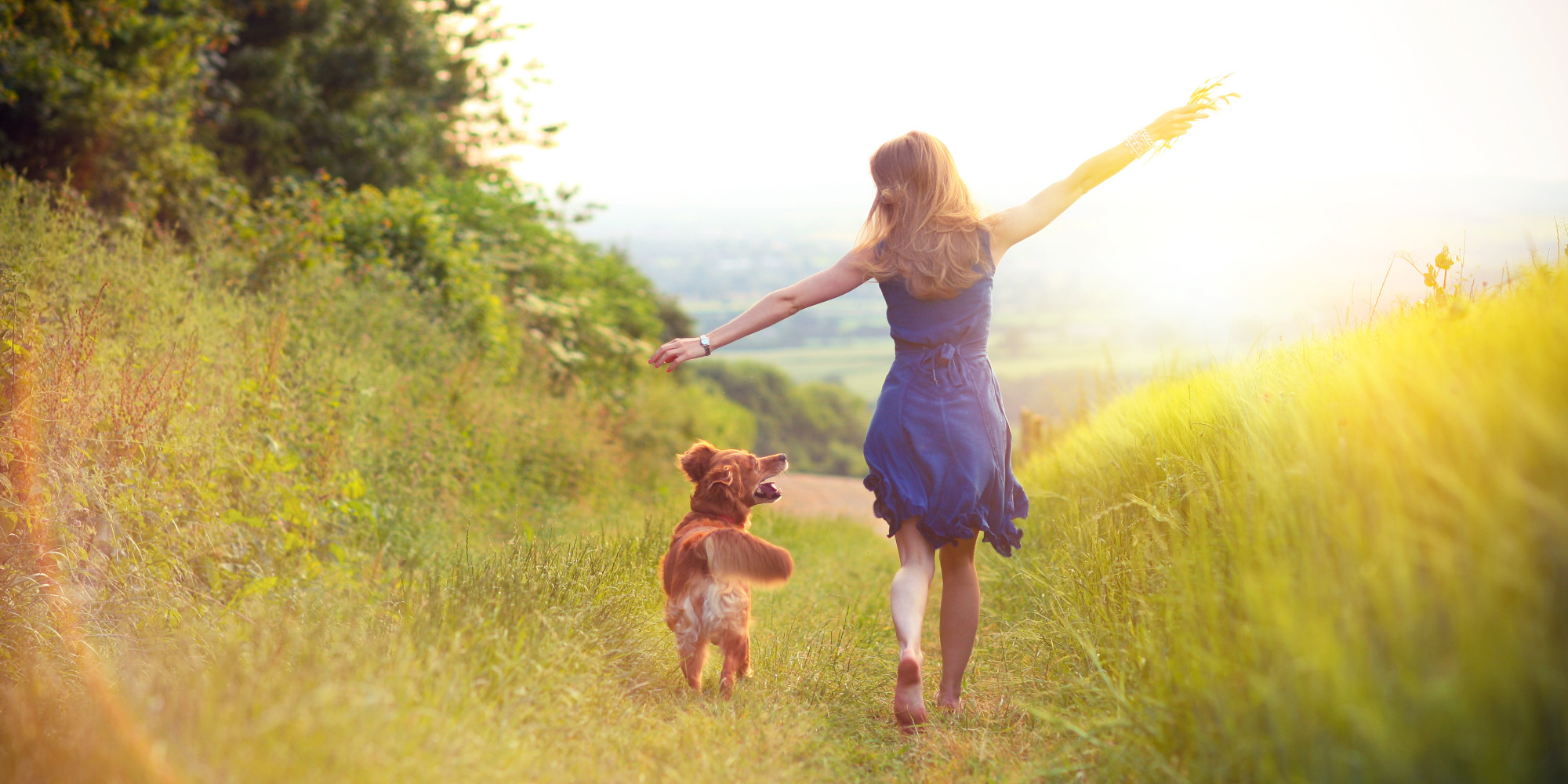 femme joie promenade chien