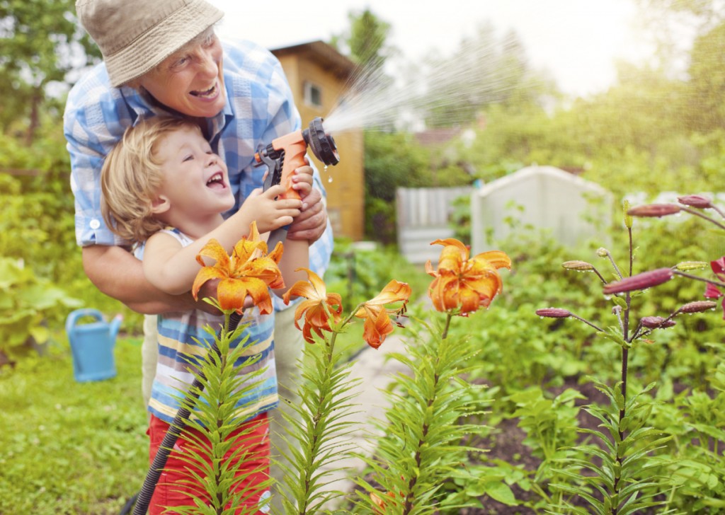 grand mere et petit fils jardin