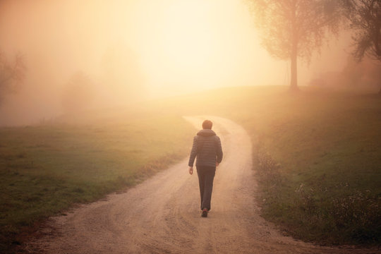 homme chemin brouillard