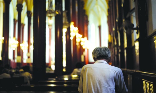 homme en priere eglise