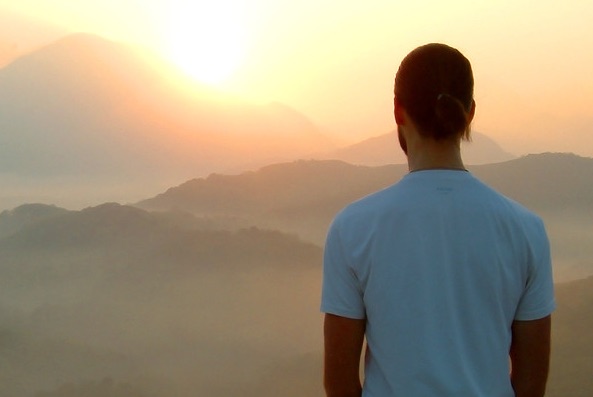 Qui n'a pas connu un jour la solitude et le sentiment d'être abandonné(e) ? - Page 2 Homme-meditation-montagne-soleil