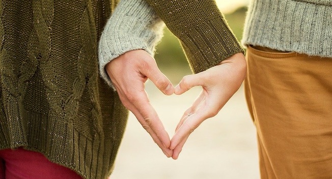 mains jointes coeur couple