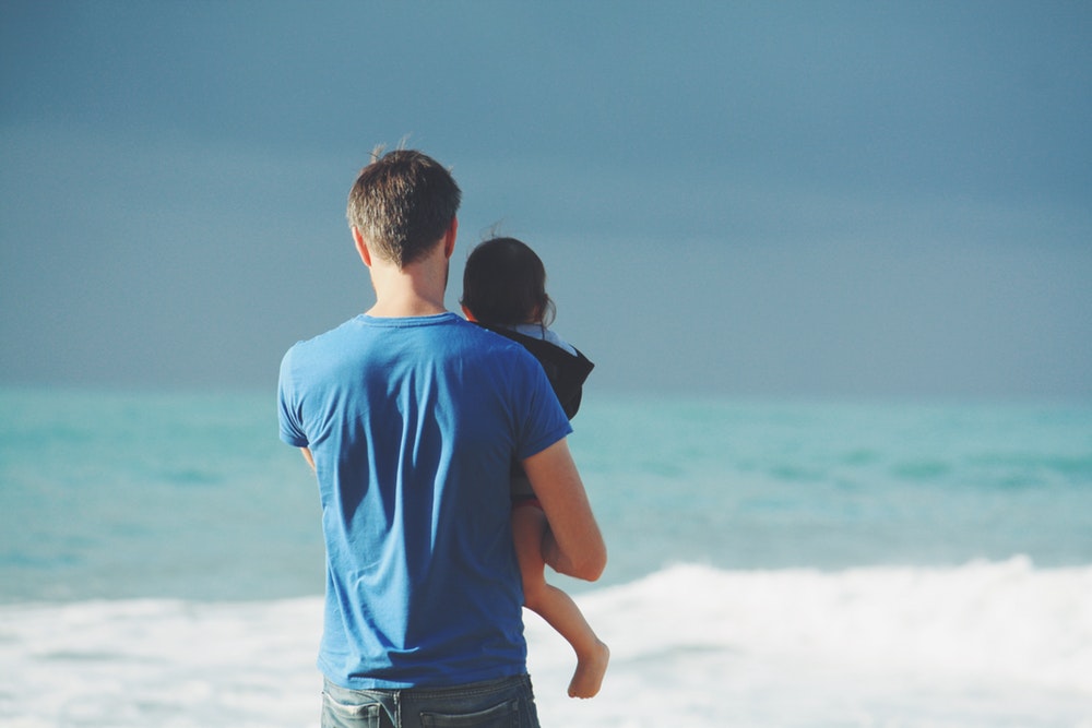 pere et enfant plage