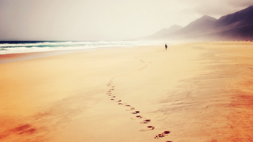 plage mer empreintes de pas