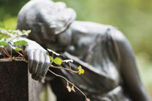 statue cimetiere plante