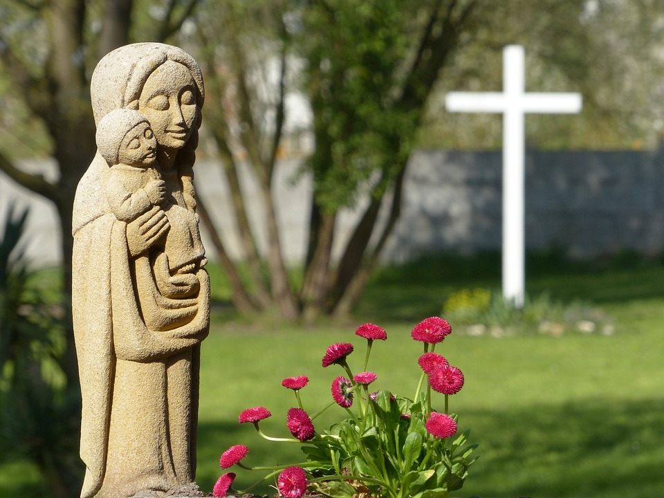 vierge marie et enfant statue