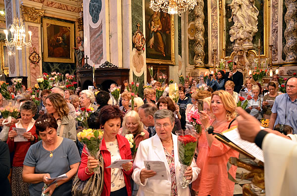 Bénédiction des roses lors de la messe de Sainte Rita