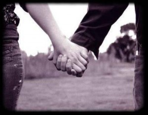 couple-se-tenant-par-la-main